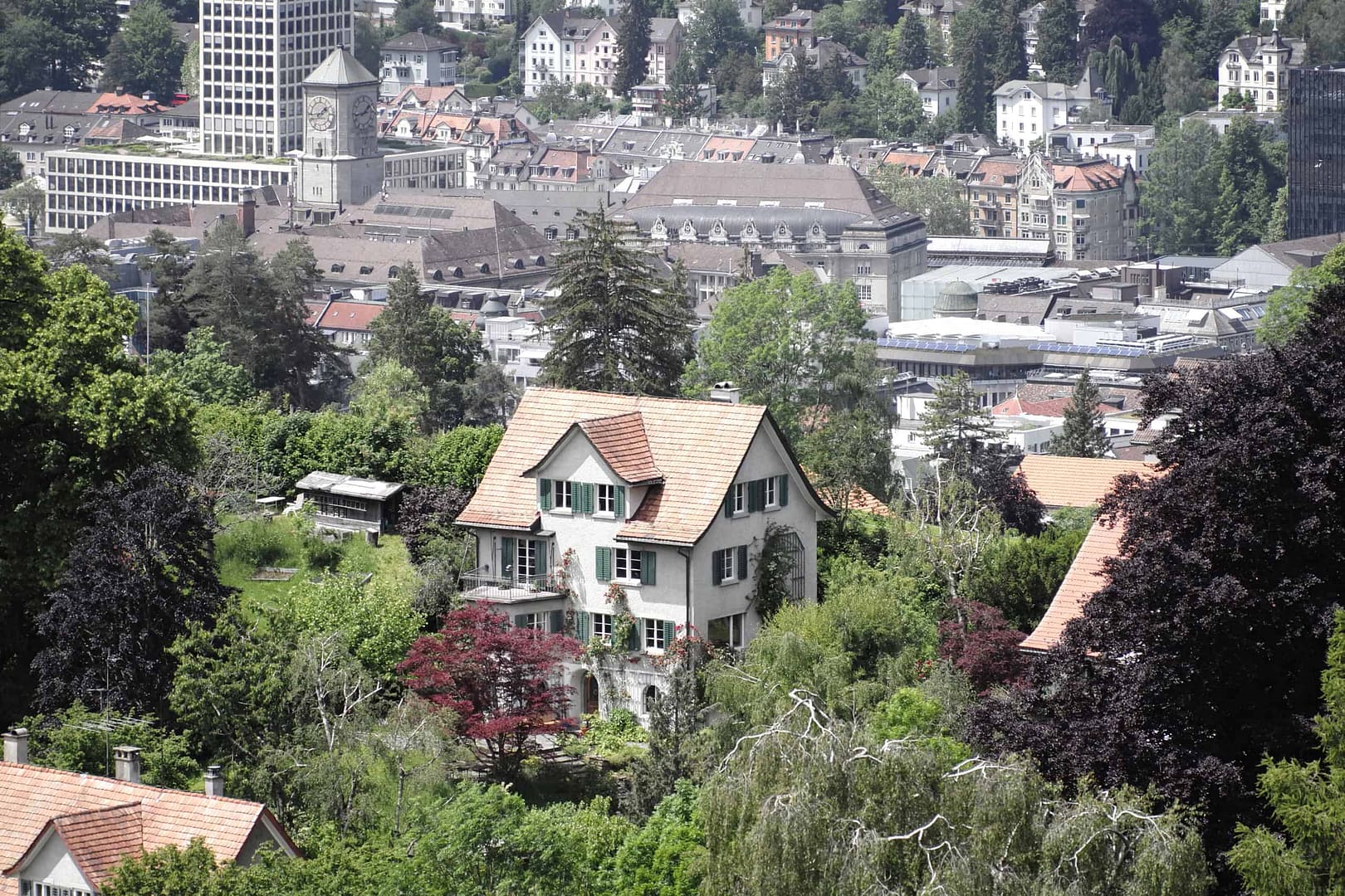 01_Wohnhaus mit Stadt