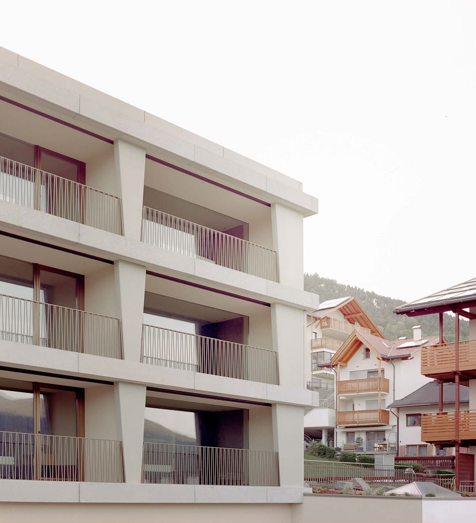 1002-Simone Bossi © 2022